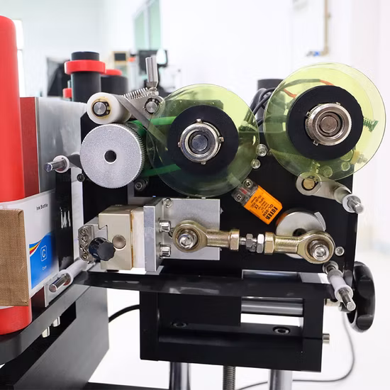 Máquina de rotulagem de garrafas redondas Gosunm para garrafas de vinho, latas de cerveja, baldes, copos, recipientes, mesa, mesa, máquina automática de rotulagem de garrafas para colagem de adesivos